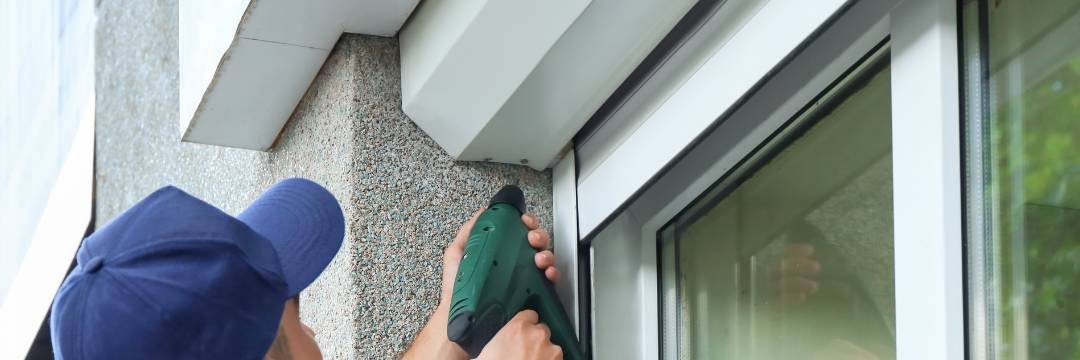 Reparação de estores em janela por tecnico profissional da Líder Reparação de Estores